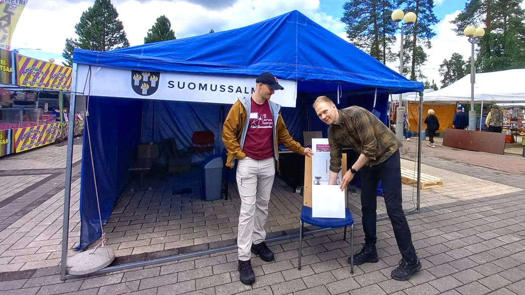 Köhäkkä-torin päätteeksi arvottiin kunnan teltalla hotelliyö Kiannon Kuohuissa kahdelle. Voittavan arvan nosti kunnanjohtaja Erno Heikkinen (oikella) ja matkailuasiantuntija Joonas Borén.