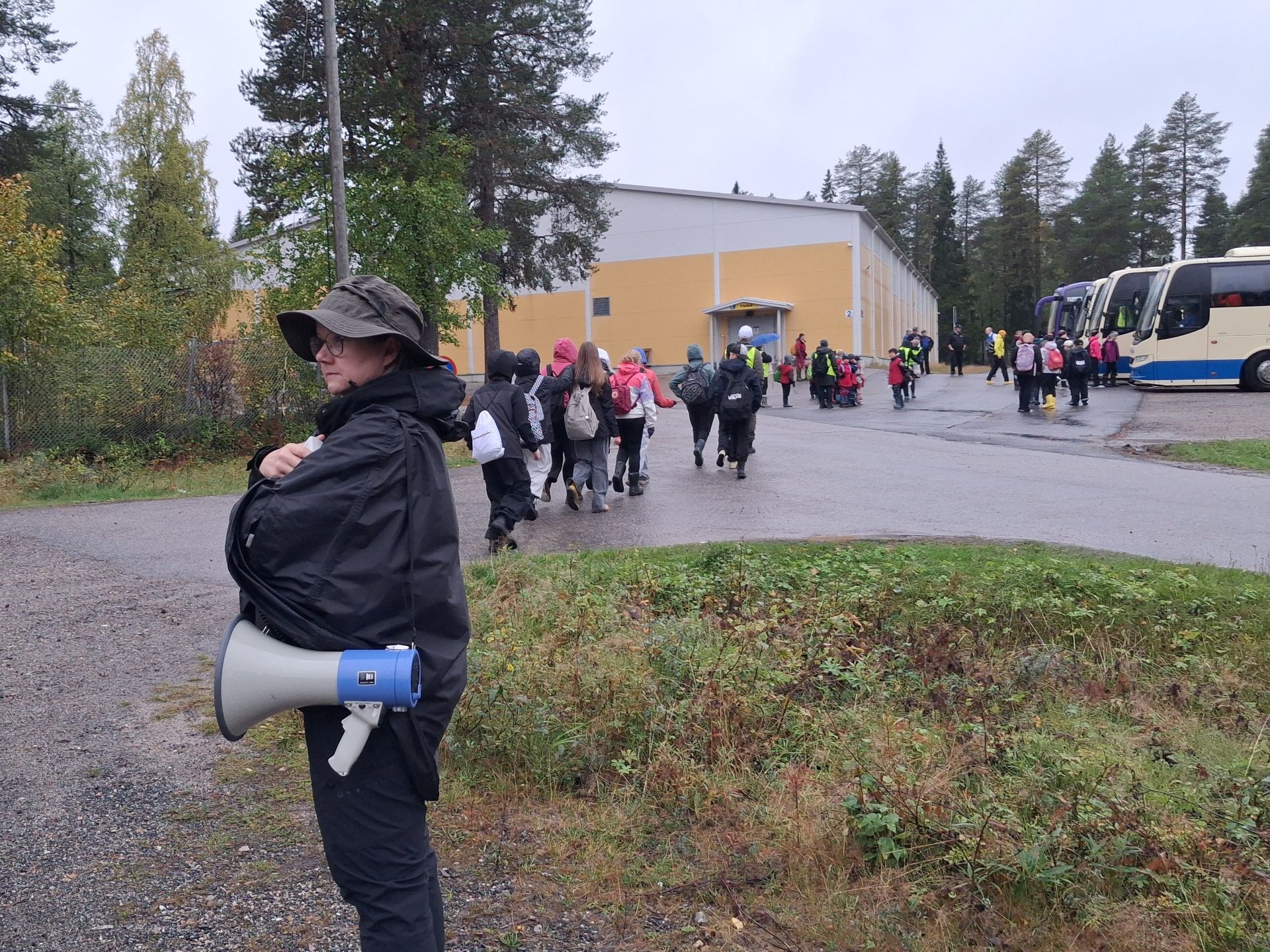 Lapsia jonottamassa neljään bussiin.