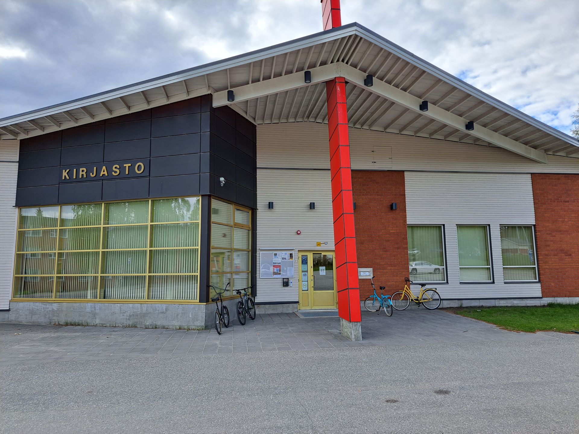 Suomussalmen kirjastorakennuksen pääsisäänkäynti