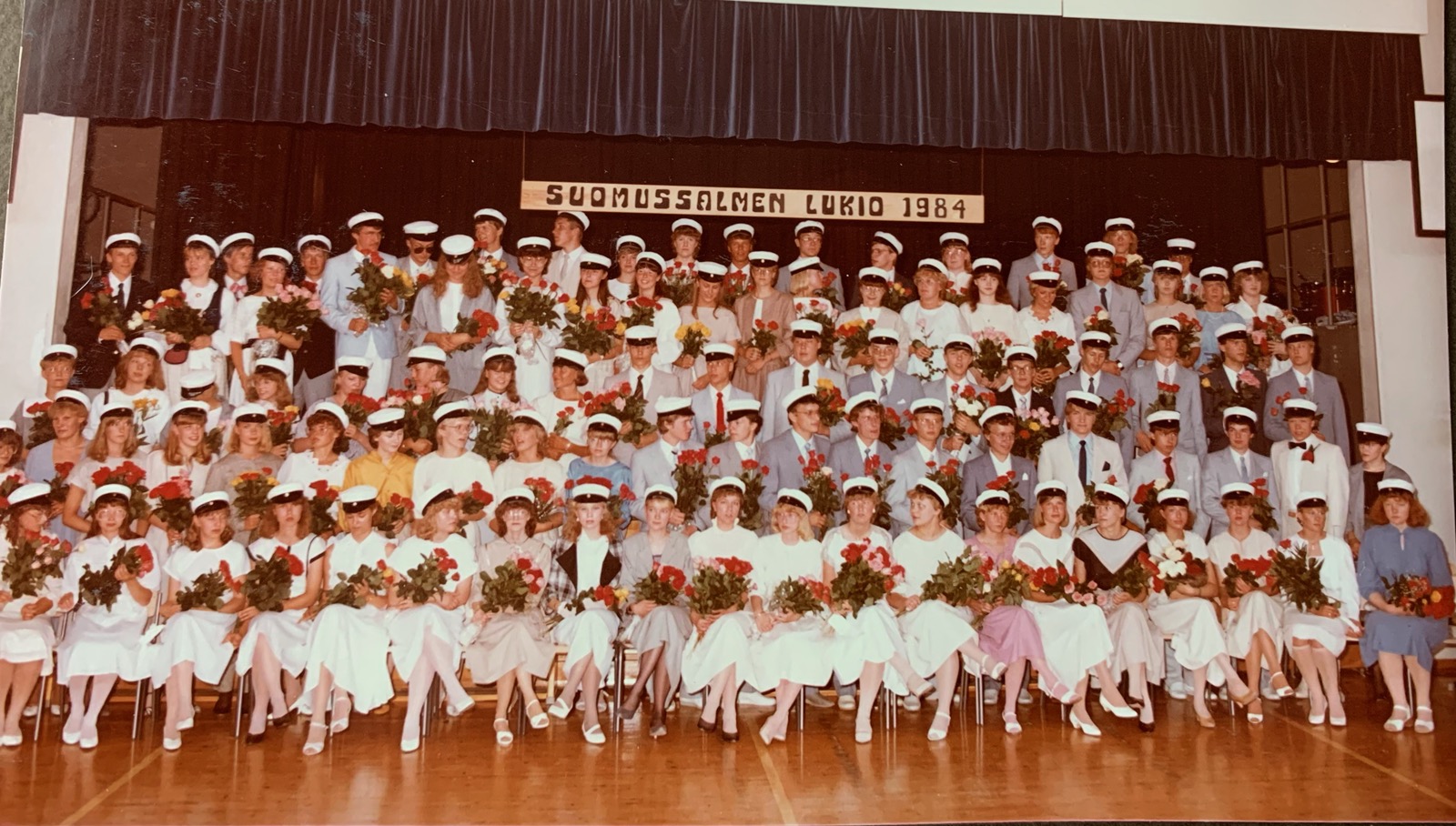 iso joukko ylioppilaita ryhmäkuvassa. 