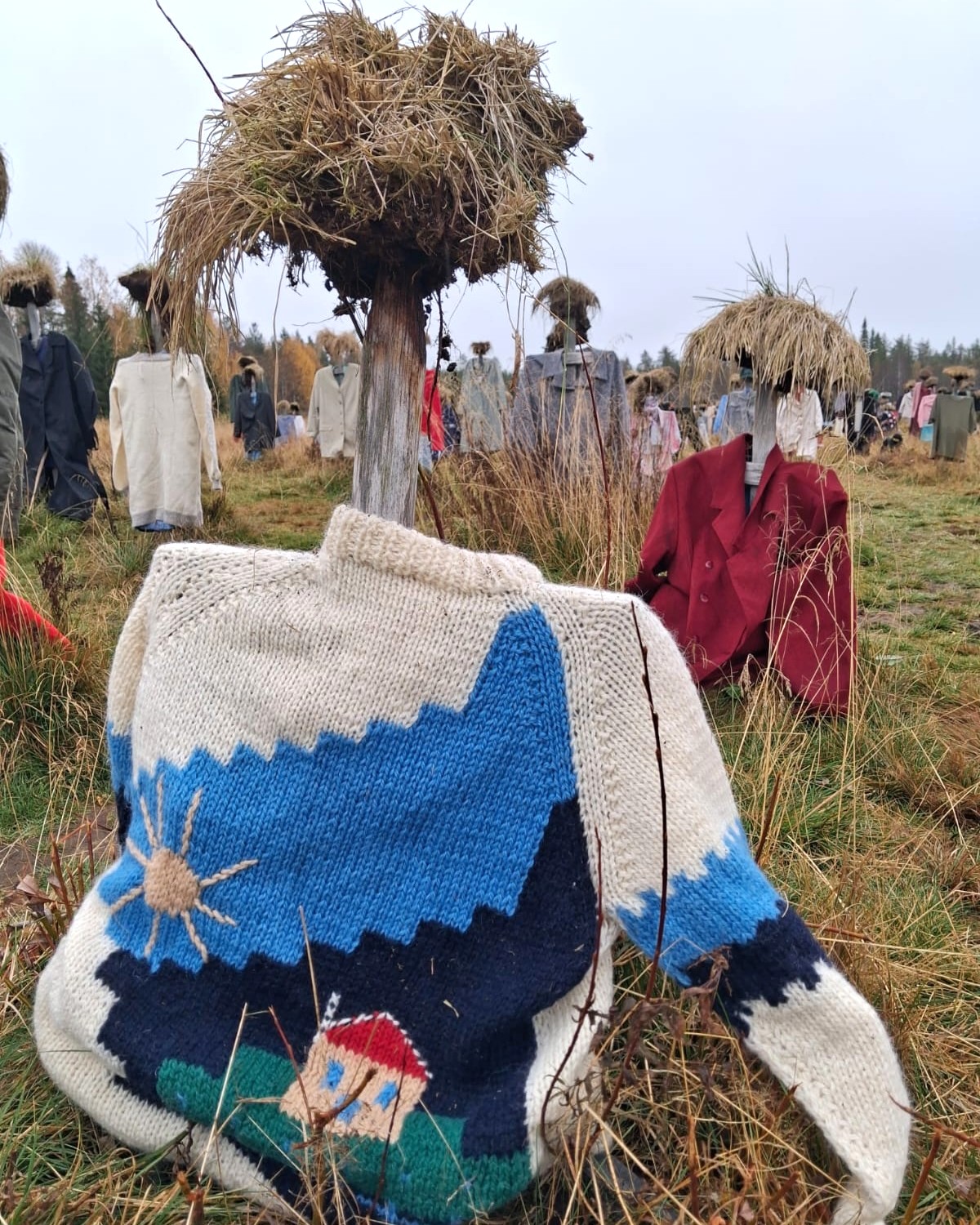 Hiljaisen kansan hahmon yllä on värikäs villapaita.