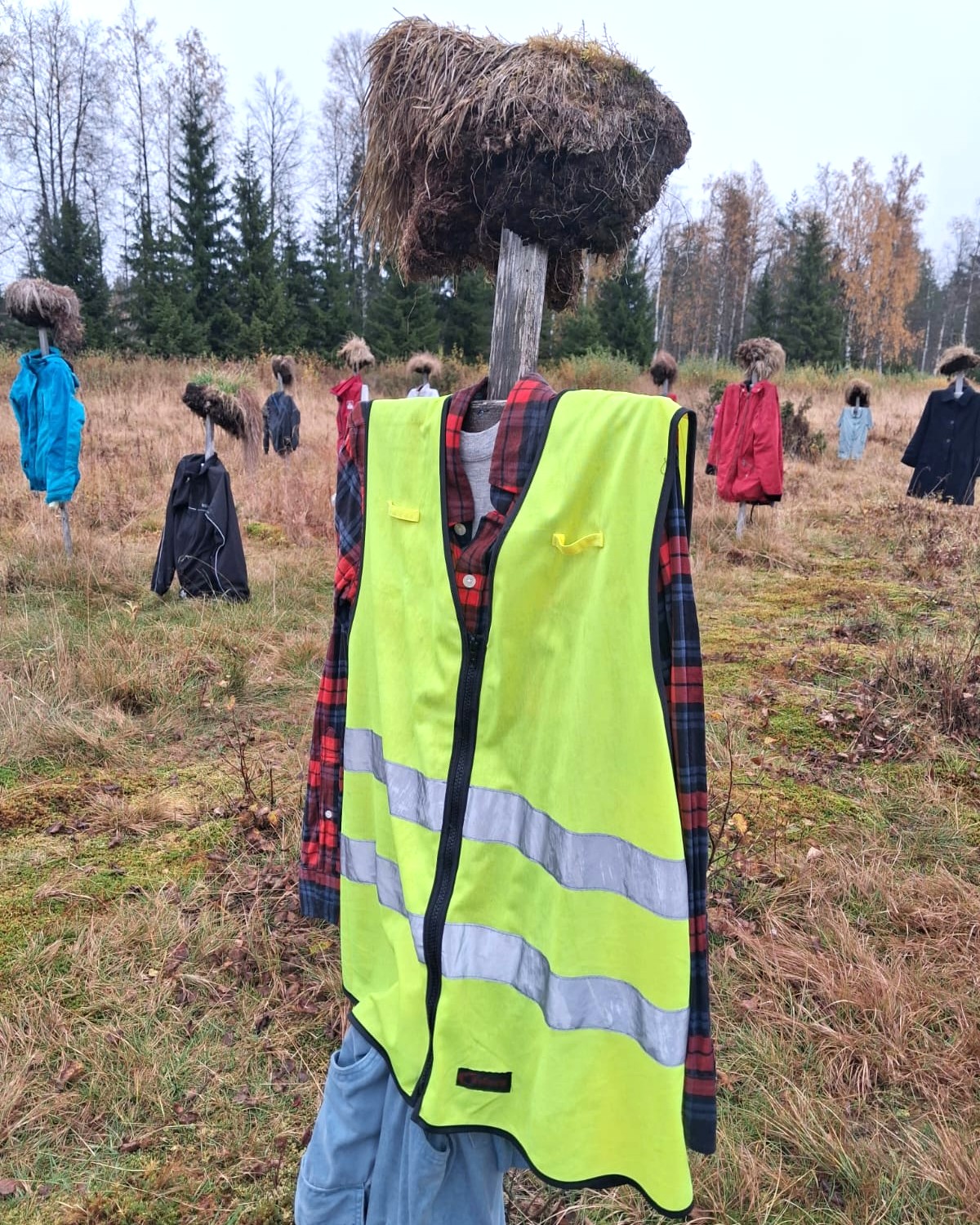 Hiljaisen kansan hahmo, jonka yllä on huomioliivi.