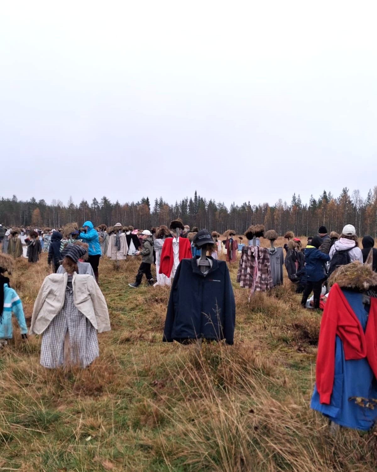 Joukko Hiljaisen kansan hahmoja, seasta voi löytää talkoolaisia.