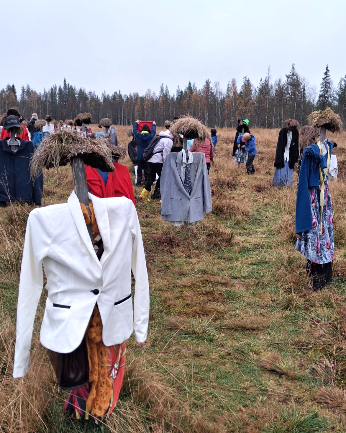 Hiljaisen kansan hahmoja. Etuvasemmalla hahmo, jonka yllä on valkoinen bleiseri.