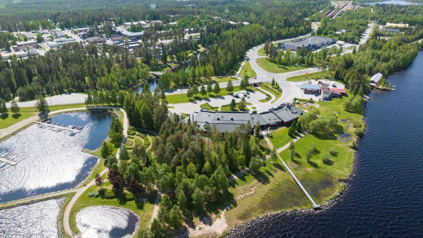 Kesällä otettu ilmakuva Suomusalmen keskustan suuntaan, etualalla Jalonniemi.