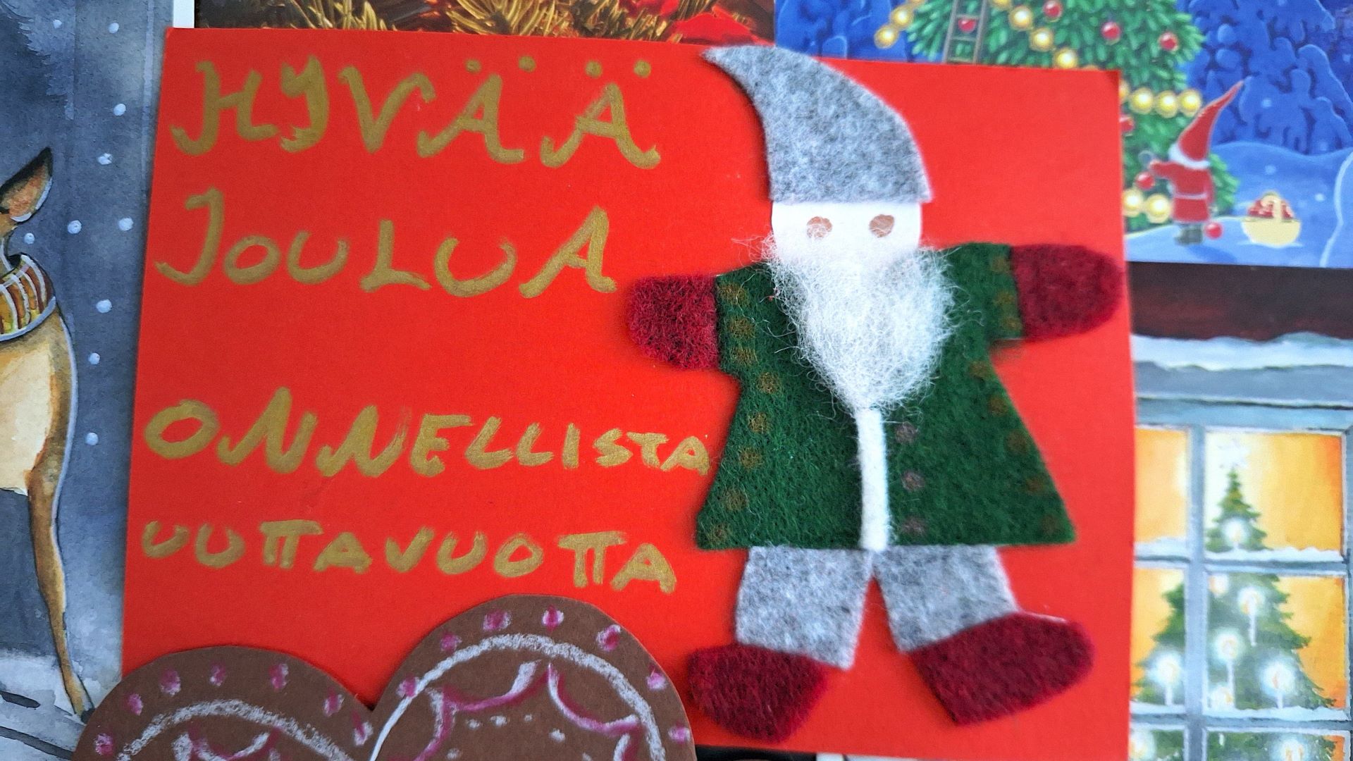 Kuvituskuvassa itse tehty joulukortti, ja sen ympärillä näkyy hieman muita joulukortteja.