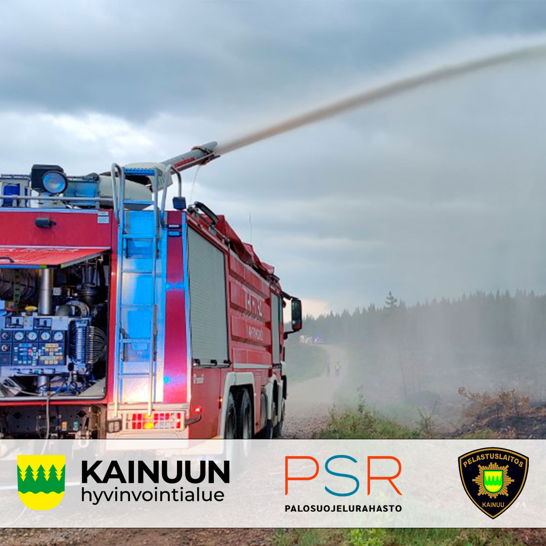 Kuvituskuvassa paloautosta ruiskutetaan vettä, alla Kainuun hyvinvointialueen, pelastusrahaston ja Kainuun pelastuslaitoksen logot.