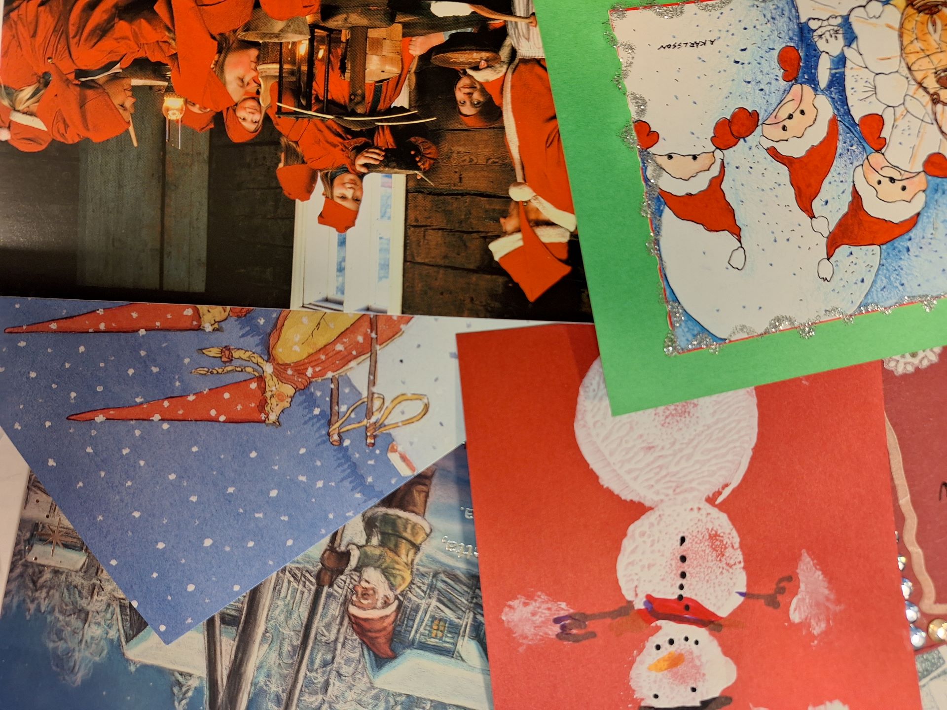 Kollaasi joulukorteista.