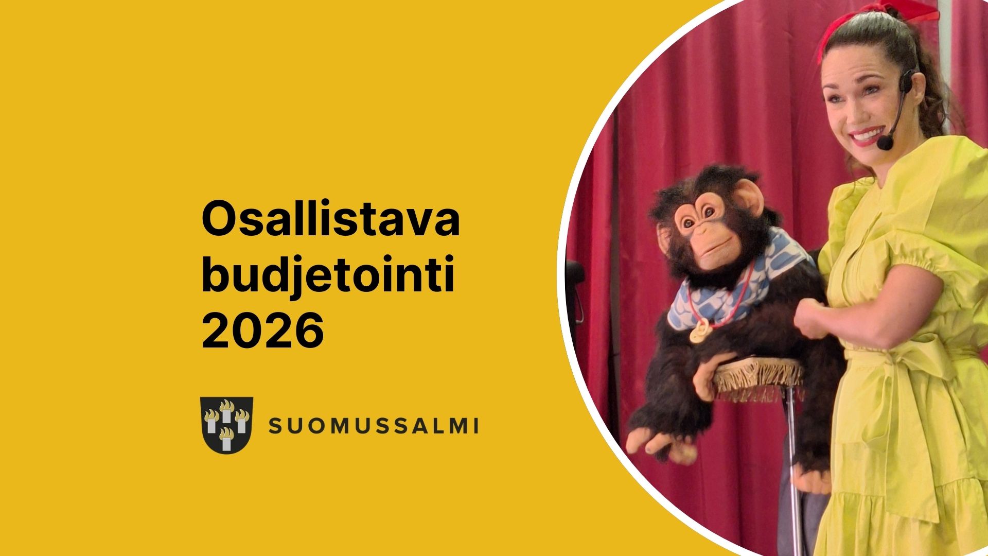 Oikealla kuvituskuvassa keltaiseen mekkoon pukeutunut nainen pitelee käsivarrellaan apinanukkea. Vasemmalla keltaisella pohjalla musta teksti: Osalistava budjetointi 2026 ja sen alla Suomussalmen kunnan logo.