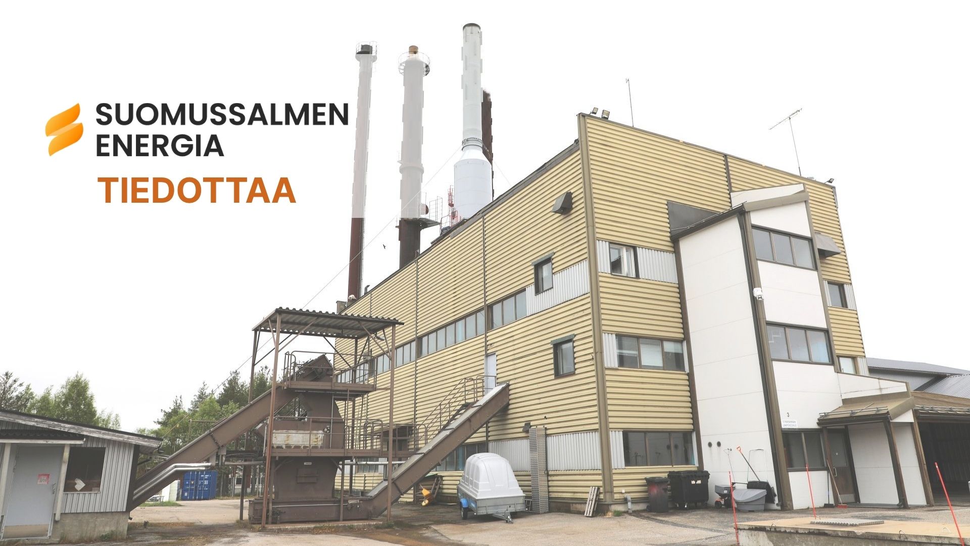 lämpölaitoksen kuva ulkoa otettuna taustana, vasemmalla Suomussalmen Energian logo ja teksti TIEDOTTAA