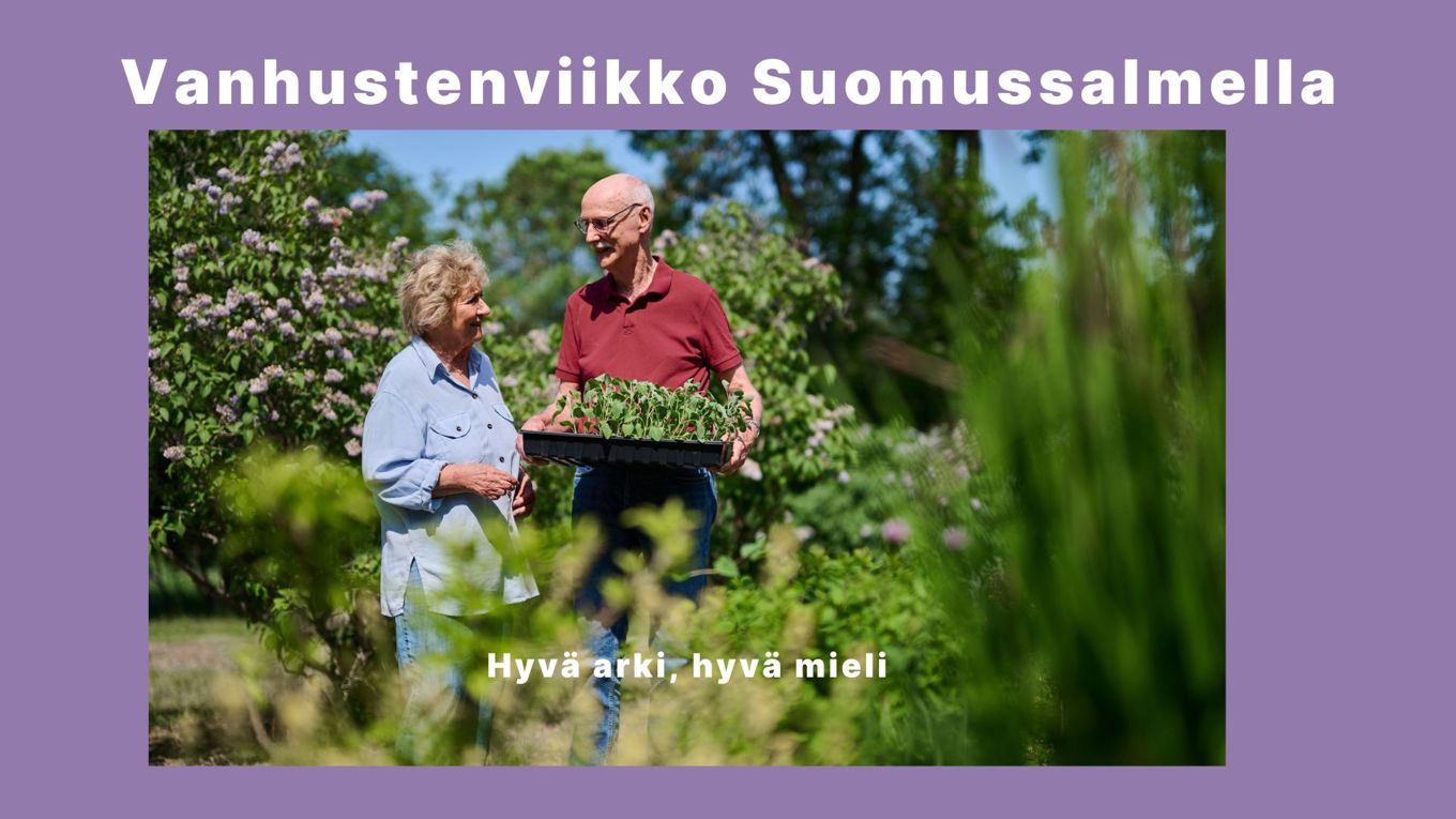 Violetilla taustalla on kuva ikääntyneestä pariskunnasta kesäisessä puutarhassa, punapaitaisella miehellä on käsissään laatikko, jossa kasveja. Kuvan yläpuolella teksti Vanhustenviikko Suomussalmella ja kuvan päällä viikon tunnus Hyvä arki, hyvä mieli.