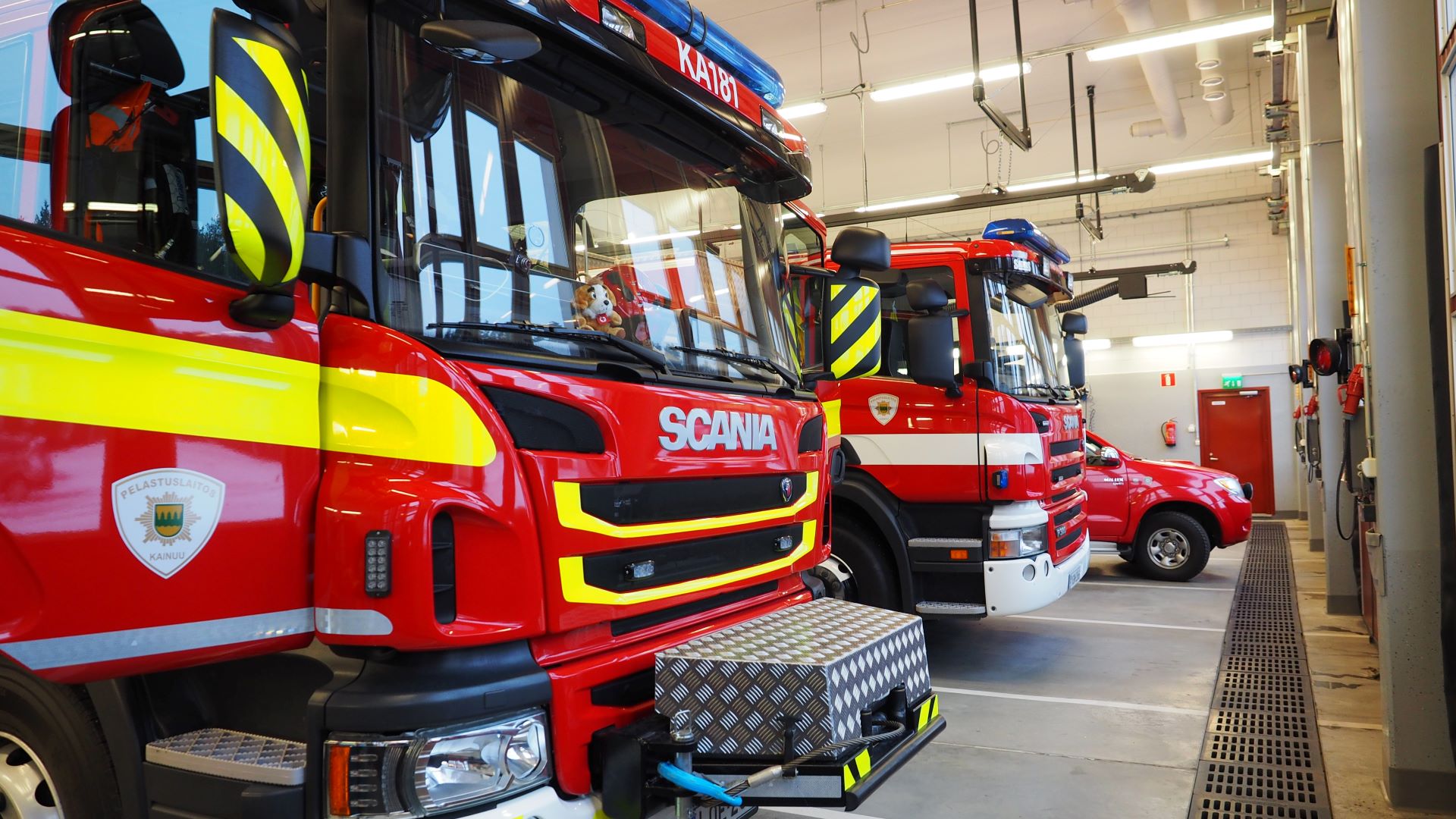 Paloautoja hallissa.